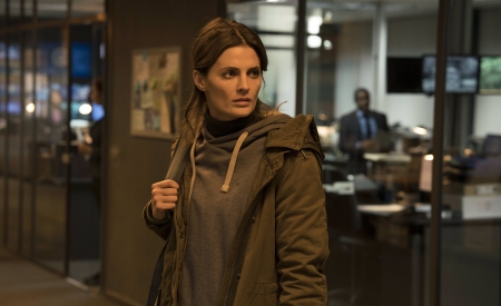 [url=http://twitter.com/AbsentiaSeries/status/861642252166111233]@absentiaseries[/url]: Estamos empolgados para compartilhar a primeira foto OFICIAL de #Absentia, estrelando @Stana_Katic como a agente do FBI Emily Byrne. #AbsentiaEstáVindo 👁

