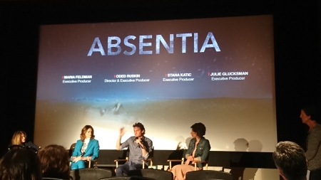 [url=http://twitter.com/teddike/status/866277799736221696]@teddike[/url]: Hoje teve ainda um painel de discussão de "Absentia," com Stana Katic ao vivo...
