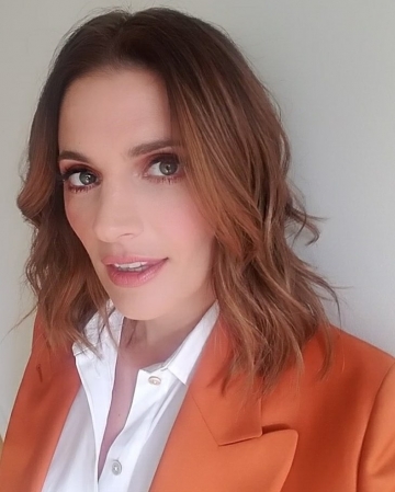 [url=http://instagram.com/p/BUza0FOg1dC]@sienree[/url]: Foi adorável trabalhar com essa mulher linda e inteligente! @drstanakatic 
Maquiagem feita por @amynadinemakeup 
Cabelo feito por mim, usando @leonorgreylusa 
#StanaKatic #CabeloPorSienree #Castle
