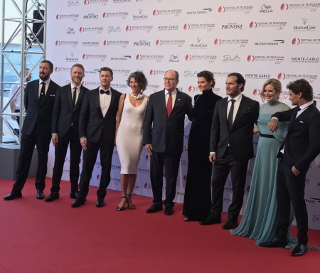 [url=https://twitter.com/AbsentiaSeries/status/875790425763717120]@AbsentiaSeries[/url]: Posando com o Príncipe Albert II! Que honra estar aqui no @festivaltvmc! #Absentia #PríncipeDeMônaco #MonteCarlo #FTV17
