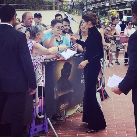 [url=https://twitter.com/AbsentiaSeries/status/875824597030977536]@AbsentiaSeries[/url]: .@Stana_Katic dando autógrafos na entrada do @festivaltvmc. Obrigado a todos que juntaram-se a nós online e em #MonteCarlo! 🙏❤️🙏
