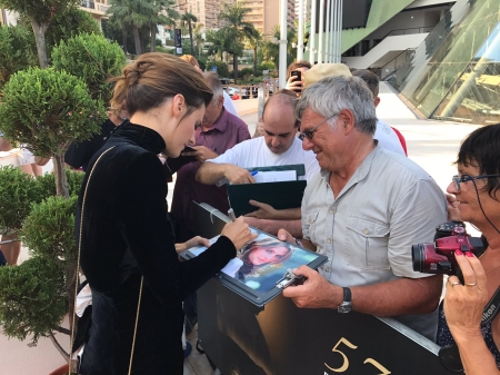 [url=https://twitter.com/AbsentiaSeries/status/875824597030977536]@AbsentiaSeries[/url]: .@Stana_Katic dando autógrafos na entrada do @festivaltvmc. Obrigado a todos que juntaram-se a nós online e em #MonteCarlo! 🙏❤️🙏
