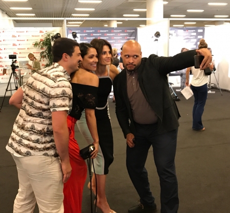 [url=https://twitter.com/PiperAki_/status/876078968134410241]@PiperAki_[/url]: Quando o elenco de #ChicagoFire encontra @Stana_Katic no @festivaltvmc! #ColisãoDeFandoms
