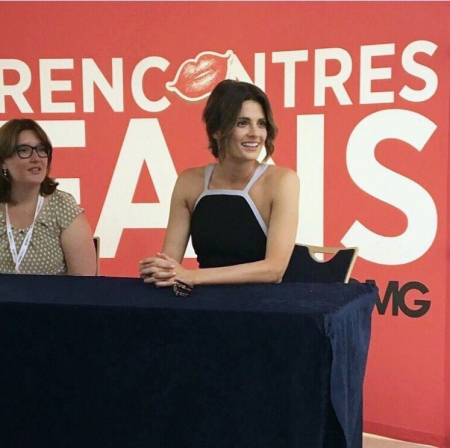[url=https://twitter.com/AbsentiaSeries/status/876079514970750981]@AbsentiaSeries[/url]: .@Stana_Katic respondendo a perguntas de fãs no encontro especial do @festivaltvmc e mandando seu amor para os #stanatics do mundo todo! ❤️👁❤️ #Absentia
