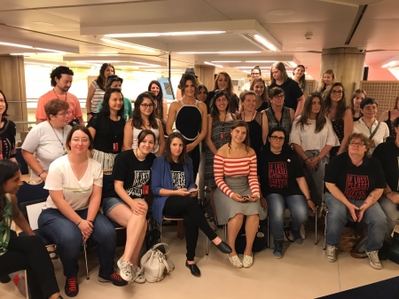 [url=https://twitter.com/AbsentiaSeries/status/876079514970750981]@AbsentiaSeries[/url]: .@Stana_Katic respondendo a perguntas de fãs no encontro especial do @festivaltvmc e mandando seu amor para os #stanatics do mundo todo! ❤️👁❤️ #Absentia
