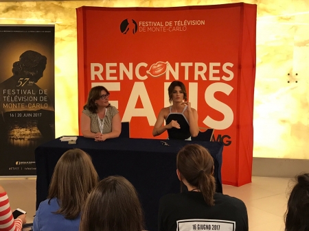 [url=https://twitter.com/AbsentiaSeries/status/876079514970750981]@AbsentiaSeries[/url]: .@Stana_Katic respondendo a perguntas de fãs no encontro especial do @festivaltvmc e mandando seu amor para os #stanatics do mundo todo! ❤️👁❤️ #Absentia
