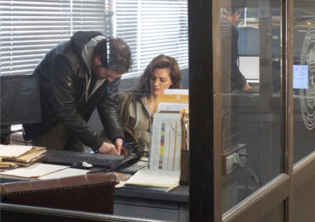 [url=http://twitter.com/AbsentiaSeries/status/903396052115480576]@AbsentiaSeries[/url]: Cafés são misturados. Anotações são lidas. Emily r e s p i r a  F U N D O 👁 #Absentia #seriado #StanaKatic @Stana_Katic @AngelBonanni
