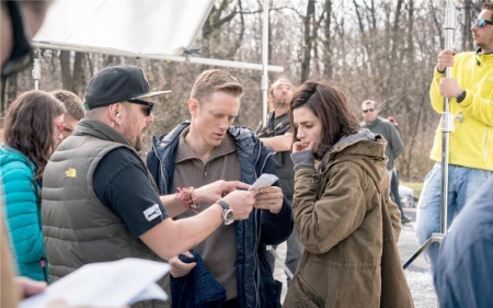 [url=http://twitter.com/AbsentiaSeries/status/911386266440105984]@absentiaseries[/url]: A equipe prepara @Stana_Katic & @theneiljackson para uma cena no set de #Absentia. 👁 #bastidores #TV
