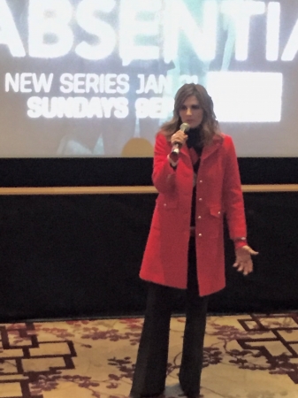[url=https//twitter.com/BenMkWrites/status/953809967949189120]@BenMkWrites[/url]: A incrível @Stana_Katic nos explicou um pouco sobre seu papel estrelando #Absentia, do @showcasedotca. Sim, as fotos estão meio borradas, mas vão por mim, não há nada borrado nessa nova série de drama super afiada. Confiram nossa prévia especial em breve! 😉
