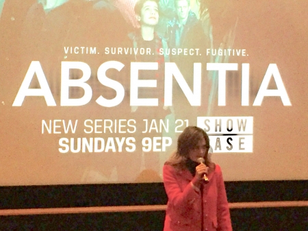 [url=https//twitter.com/BenMkWrites/status/953809967949189120]@BenMkWrites[/url]: A incrível @Stana_Katic nos explicou um pouco sobre seu papel estrelando #Absentia, do @showcasedotca. Sim, as fotos estão meio borradas, mas vão por mim, não há nada borrado nessa nova série de drama super afiada. Confiram nossa prévia especial em breve! 😉
