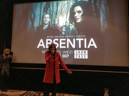 [url=http://instagram.com/p/BeE6nx_nrgq]@geekswithkids[/url]: Uma última foto da @drstanakatic, produtora executiva e estrela de @absentiaseries. Ela foi tão charmosa e maravilhosa quanto se poderia esperar. @showcasedotca

