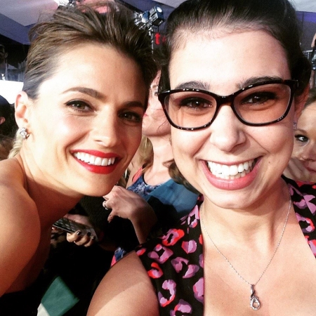 [url=https://twitter.com/jam_and_tea/status/553008162299576320]@jam_and_tea[/url]: @Stana_Katic Você é linda! Obrigada por tomar um tempinho para tirar uma foto e falar comigo! #PeoplesChoiceAwards 
