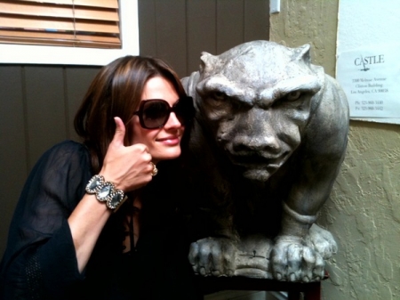 [URL=https://twitter.com/Stana_Katic/status/18784455201]@STANA_KATIC[/URL] Entrei de fininho na sala de redatores de "Castle" para ver quais scripts eu poderia ler. Fui pega por este cara. Casal fofo?
Palavras chave: Castle;bastidores;2010;TWITTER