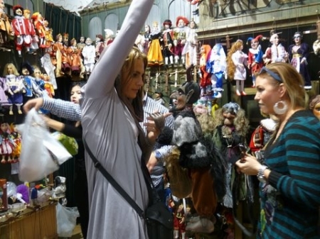 [URL=https://twitter.com/Stana_Katic/status/96406964292157440]@STANA_KATIC[/URL] Marionete: encarando o diabo com meus amigos em Praga. XO, S
Palavras chave: TWITTER;2011;Praga