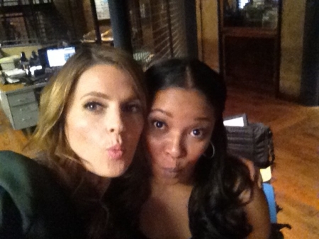 [url=https://twitter.com/Stana_Katic/status/175817752978788352]@Stana_Katic[/url] Sendo boba no set com @tamalajones. Me diverti muito gravando cenas Lanie/Kbex com ela ontem. Amo essa garota. Beijos, S
Palavras chave: bastidores;bts;Castle;Tamala Jones;4ª temporada;Twitter;2012