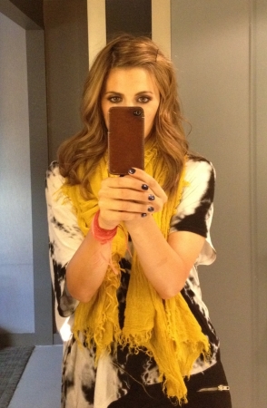 [url=https://twitter.com/Stana_Katic/status/237401522718269440]@Stana_Katic[/url] Esta sou eu, olhando para todos vocês, dizendo "boa noite"! Amanhã começamos às 5 da manhã. Adios a todos! S
