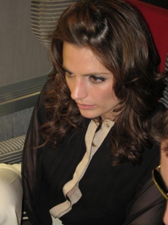 [url=https://twitter.com/Stana_Katic/status/254185264891719680]@Stana_Katic[/url] Acabei achar essa foto dos bastidores de "FLO": tirada enquanto recebia instruções do diretor. Boa noite! S
Palavras chave: Twitter;2010;FLO;For Lovers Only;bts;bastidores