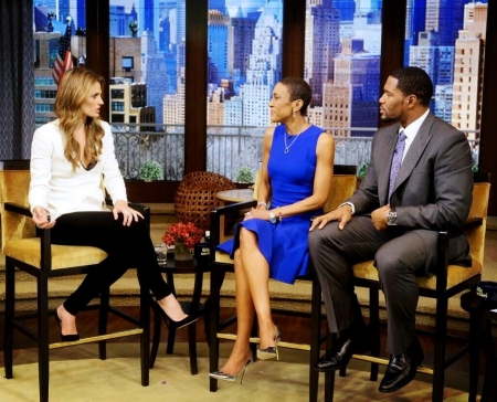 [url=https://twitter.com/Stana_Katic/status/332475350514798594]@Stana_Katic[/url] Grande dádiva ter conhecido @RobinRoberts. Elegante, forte, gentil e inteligente. #SouFã
Palavras chave: TWITTER;2013;Live With Kelly And Michael