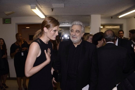 [url=https://twitter.com/Stana_Katic/status/512436110266343425]@Stana_Katic[/url]: Um grande prazer ver o @PlacidoDomingo neste final de semana após a La Traviata @LAOpera.
Foto de um "olá" do ano passado.
#SouFã
Palavras chave: Twitter;2014