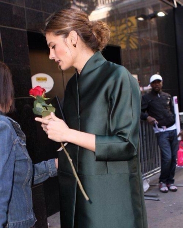 [url=https://twitter.com/Stana_Katic/status/531895583049805824]@Stana_Katic[/url]: Obrigada pela rosa, NYC! Me tuitem suas perguntas & tentarei respondê-las antes do episódio de hoje!
