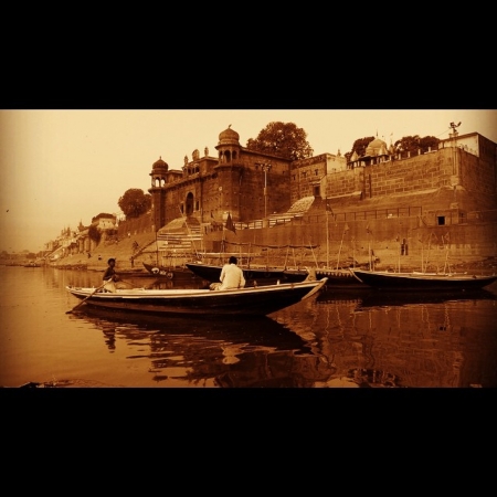 [url=http://instagram.com/p/xLZLMux4di]@drstanakatic[/url]: No Rio Ganges, testemunhei pessoas tomando banho, lavando roupa & o enterro de uma pequena criança.

A maioria dos mortos é cremada e então jogada nas águas, mas alguns seletos têm o grande privilégio de um enterro direto no Ganges.

#Índia
#Viagem
