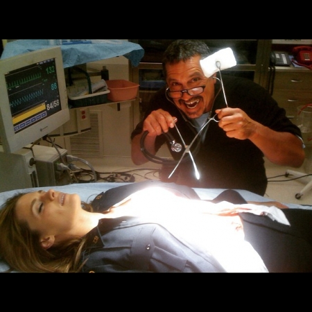 [url=https://instagram.com/p/0wTIfix4V1/]@drstanakatic[/url]: Bastidores de #Castle 5: FBF* - esse cientista louco foi a mente por trás de quase todos os episódios nos quais minha personagem quase morreu. Vejamso... Balas, explosão, afogamento, tortura, psicopata que arranca rostos... para citar alguns.

Rob Bowman é um diretor extraordinário. Apaixonado pelo seu trabalho. É uma grande alegria aprender & trabalhar com você, amigo.

[*FBF =  flashback friday, um TBT nas sextas-feiras]
