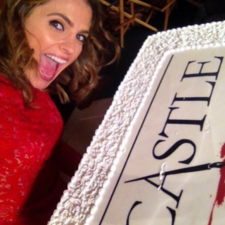 [url=https://instagram.com/p/1hoPpHx4er/]@drstanakatic[/url]: Bastidores de #Castle 17: Um bolo para celebrar o trabalho. Talvez eu coma tudo de uma só vez!
