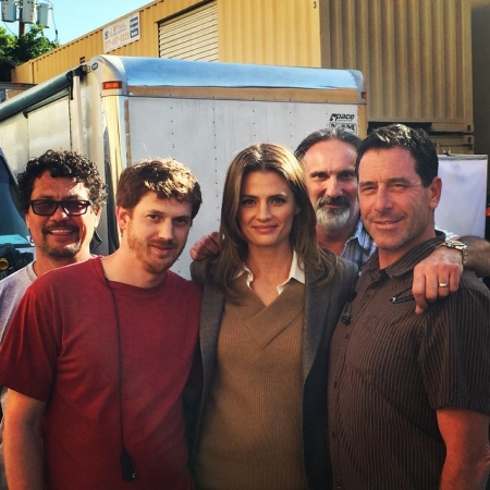 [url=https://instagram.com/p/1mK6YqR4SI/]@drstanakatic[/url]: Bastidores de #Castle 19: Esses são meus mestres aderecistas. Telefone, pasta, coldre de pistola.
Eles têm de tudo.

Amo vocês, rapazes.
