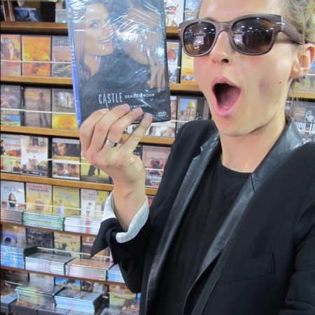 [url=https://twitter.com/Stana_Katic/status/625347934742142976]@Stana_Katic[/url]: Opa! Encontrei essa parafernália nesse verão!

#ComprasIlegaisNoExterior

