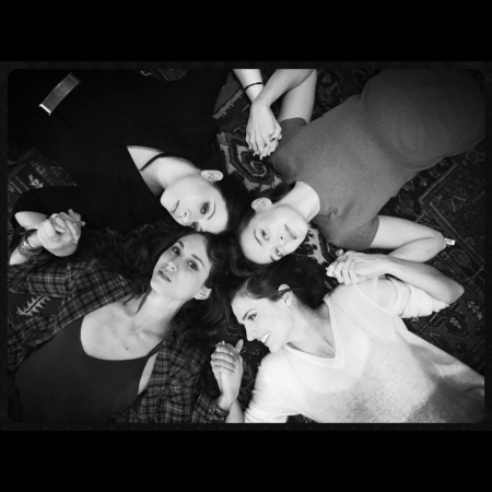 [url=https://instagram.com/p/53nJE7R4YO/]@drstanakatic[/url]: Terminei #SisterCities.
Para sempre torcerei por essas 3 atrizes. @michelletrachtenberg @jessweixler @sleepinthegardn
Talentosas, generosas & corajosas.

Foi um privilégio trabalhar com vocês & desvendar a graça que é inerente em uma história sobre irmãs.

Com amor, Stana
