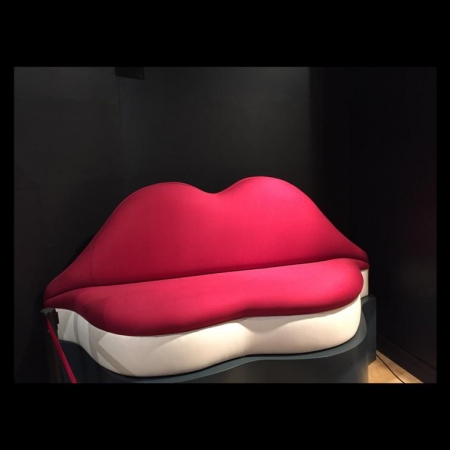 [url=https://twitter.com/Stana_Katic/status/653696024309985280]@Stana_Katic[/url]: Sofá de Salvador Dalí, inspirado pelos lábios de Mae West. "Quando sou boa, sou muito, muito boa. Mas quando sou má, sou melhor ainda." -MW

