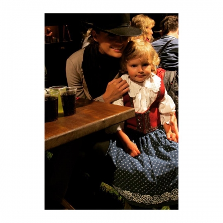 [url=https://www.facebook.com/stanakaticfanpage/photos/np.1448038786553930.100006547847090/10153161723171674/]Stana Katic[/url] | [url=https://instagram.com/p/-TTd8wR4Xt]@drstanakatic[/url]: FBF: Conheci uma querubim adorável durante o festival de cinema infantil em uma vila reencenada que abrigava frequentadores do festival num clima de século XIX.

#RepúblicaTcheca
