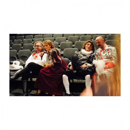 [url=https://instagram.com/p/-V7mExx4Us]@drstanakatic[/url]: Lembranças: Sessão de fotos com meus colegas do festival de cinema infantojuvenil. Decidimos nos divertir um pouco com as fotos e assaltamos o departamento de figurino do teatro local. #RepúblicaTcheca #viagem
