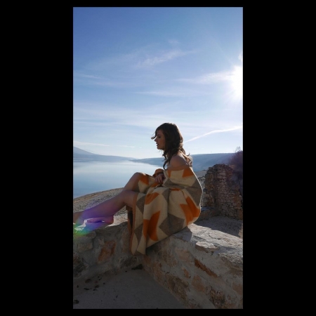 [url=https://www.facebook.com/stanakaticfanpage/photos/np.1451743751139172.100006547847090/10153235783686674]Stana Katic[/url] | [url=http://instagram.com/p/BAB2j3gR4cc]@drstanakatic[/url]: Dia do ano novo 2016. 🐝 Esse será um bom ano. 😜
