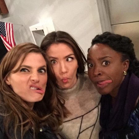 [url=https://www.facebook.com/stanakaticfanpage/photos/a.10151157352656674.438260.284801801673/10153328710546674]Stana Katic[/url] | [url=https://twitter.com/Stana_Katic/status/701938596354220033]@Stana_Katic[/url]: Bastidores de "The Blame Game" com atrizes convidadas: Idara Victor e Vedette Lim
#TrabalhoDuro
