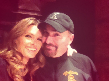 [url=https://twitter.com/Stana_Katic/status/703075631072849920]@Stana_Katic[/url]: Trabalhando com esse cara de novo. Dirigida por Bill Roe.
#RetrospectivaCastle
