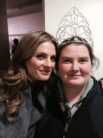 [url=https://www.facebook.com/stanakaticfanpage/photos/a.10153395698126674.1073741828.284801801673/10153396154226674]Stana Katic[/url]: A verdadeira rainha: Kate Cusack, no set de "Castle". Uma das pessoas mais gentis e inteligentes da nossa série. Bastidores da equipe de "Castle".
