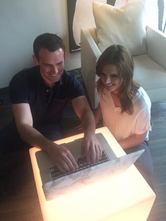 [url=https://www.facebook.com/stanakaticfanpage/photos/a.10151157352656674.438260.284801801673/10153395783621674]Stana Katic[/url]: Estamos aqui! Chad Gomez Creasey está nesse trenzinho Choo Choo também. Então, mandem as perguntas!

