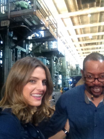 [url=https://twitter.com/Stana_Katic/status/713084563057041409]@Stana_Katic[/url]: TBT: Nos bastidores de #Castle com Barry King, outro veterano de #ArquivoX. Não só assistente de direção, mas também um fabuloso DJ nas #SextasDeMúsicas
