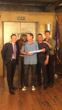 [url=https://twitter.com/Stana_Katic/status/715593375034974208]@Stana_Katic[/url]: Relembrando comemorar o atestado de saúde do membro da equipe de #Castle @jayway728. Nós ❤️ você, Jay!
