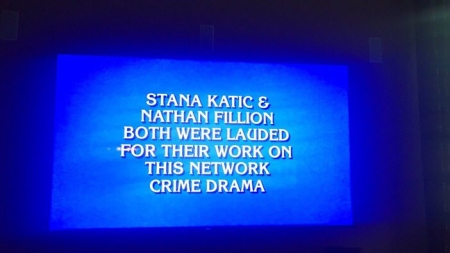 [url=http://twitter.com/Stana_Katic/status/758084454707564544]@Stana_Katic[/url]: "O que é Jeopardy?" ... Um marco na vida de um ator. 💋🏆 #Castle

("Stana Katic & Nathan Fillion foram ambos premiados pelos seus trabalhos nessa série dramática criminal.")
