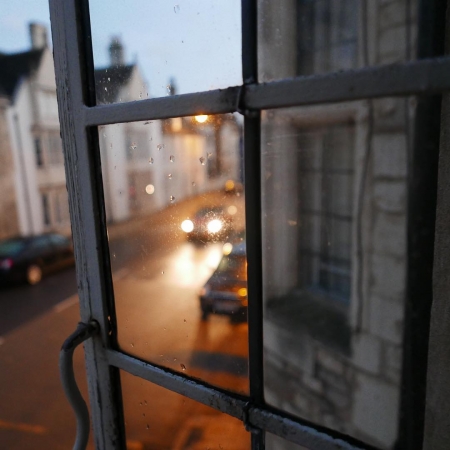 [url=http://instagram.com/p/BKDYjfLApFc]@drstanakatic[/url]: Eu gosto do tempo inglês. Místico. Imprevisível.

Uma xícara de chá em frente à lareira enquanto a chuva bate na janela.

E então aqueles dias nos quais o sol permeia as núvens, revelando uma paisagem de livro infantil.
