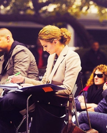 [url=http://instagram.com/p/BM7oZo7A8bs]@drstanakatic[/url]: Hoje (17 de novembro) é o aniversário fictício de uma personagem que interpretei por 8 temporadas.
Por oito anos, eu andei ao lado de Kate Beckett, guiada pela escrita de Andrew Marlowe. Eu a vi ser boba, ser séria, ser arrasadora, se apaixonar & evoluir em seu próprio crescimento pós-traumático (pesquise, se não estiver familiarizado com isso. É lindo.). Fui inspirada por ela & por uma audiência que a amou, junto com o restante de sua família televisiva.

Foi um privilégio interpretar uma personagem que me ensinou tanto.
Um brinde, pessoal! 🍸
