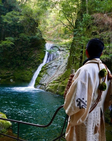 [url=http://instagram.com/p/BU0qdKmgc2v]@drstanakatic[/url]: #TBT: Enquanto viajava pelo Japão, conheci esse sacerdote montanhês. Ele nos levou a uma jornada extraordinária pela montanha onde praticava seus rituais religiosos. Cada pedra, árvore, caverna & fonte era portais para o divino. Espero que essas #FontesDeÁgua e santurários naturais continuem sendo protegidos por várias gerações futuras. #NaturezaExtraordinária #JapãoDoMeuJeito #ProvínciaIga #AmoMinhaH2O 🔥🏔📿🌲🌳
