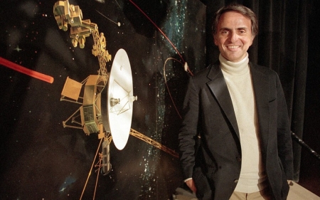 [url=http://instagram.com/p/BgmVeXkhCxW]@drstanakatic[/url]: #QuedinhaDeQuarta: 🛰 #CarlSagan 🛰 Autor de um dos meus livros preferidos de todos os tempos, #Cosmos. Uma mente épica.
 
"Olhe novamente para aquele ponto. É aqui. É a nossa casa. Aquilo somos nós. Nele, todos que você ama, todos que você conhece, todo mundo de quem já ouviu falar, todos os seres humano que existiram, viveram as suas vidas. O agregado da nossa alegria & sofrimento, milhares de religiões, ideologias & doutrinas econômicas confiantes, cada caçador & lavrador, cada herói & covarde, cada criador & destruidor de civilização, cada rei & camponês, cada jovem casal apaixonado, cada mãe & pai, criança esperançosa, inventor e explorador, cada professor de moral, cada político corrupto, cada super celebridade, cada líder supremo, cada santo & pecador na história da nossa espécie viveu aí - num grão de pó suspenso num raio de sol.
A Terra é um palco muito pequeno numa vasta arena cósmica. Pensem nos rios de sangue derramados por todos aqueles generais & imperadores para que, na sua glória & triunfo, eles pudessem se tornar os mestres momentâneos duma fração de um ponto. Pensem nas crueldades sem fim infligidas pelos moradores de um canto deste pixel aos quase indistinguíveis moradores de algum outro canto, quão freqüentes os seus mal-entendidos, quão ávidos eles são para matar uns aos outros, quão ardentes os seus ódios. As nossas exageradas atitudes, a nossa imaginada auto-importância, a ilusão de termos alguma posição privilegiada no Universo, são desafiadas por este pálido ponto de luz. O nosso planeta é um cisco solitário na grande e envolvente escuridão cósmica. Na nossa obscuridade, em toda esta vastidão, não há indícios de que vá chegar ajuda de outro lugar para nos salvar de nós mesmos.
A Terra é o único mundo conhecido até agora capaz de abrigar vida. Não há mais nenhum outro, pelo menos no futuro próximo, para onde a nossa espécie possa migrar. Visitar, sim. Estabelecer-se, ainda não. Gostando ou não, por enquanto, a Terra é onde deixaremos nossa marca.
Dizem que a astronomia é uma experiência de humildade e de construção de caráter. Não há, talvez, melhor demonstração da tolice da presunção humana do que esta distante imagem do nosso minúsculo mundo. Para mim, isso acentua a nossa responsabilidade para lidarmos mais gentilmente uns para com os outros, e para cuidarmos e protegermos o pálido ponto azul, o único lar que conhecemos."
-- Carl Sagan
