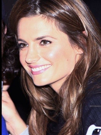 [url=https://www.facebook.com/stanakaticfanpage/posts/10155346370746674]Stana Katic[/url]: #TBT para um momento rápido do lado de fora com o público, após participar de um talk show. 😁
