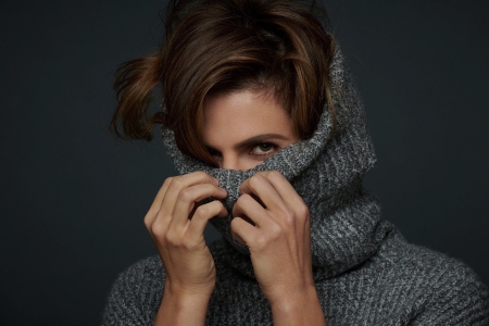[url=http://twitter.com/Stana_Katic/status/1030571735328776192]@Stana_Katic[/url] | [url=http://instagram.com/p/BmmCqtwBp6_]@drstanakatic[/url]: Eeeee uma última espiada nessa sessão de fotos: novas imagens tiradas por @brianbowensmith. 📸 Confiram já na revista #SpiritAndFlesh (online). 
Tenha um ótimo final de semana, humanidade! 😉
