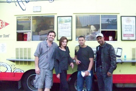 [url=https://www.facebook.com/Fatburger/photos/a.378030577302.163569.42642767302/378294937302]Fatburger[/url]: Membro da equipe, Stana Katic, Jon Huertas e Ruben Santiago-Hudson
