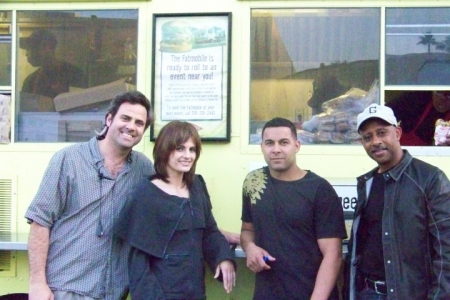[url=https://www.facebook.com/Fatburger/photos/a.378030577302.163569.42642767302/378294942302]Fatburger[/url]:  Membro da equipe, Stana Katic, Jon Huertas e Ruben Santiago-Hudson
