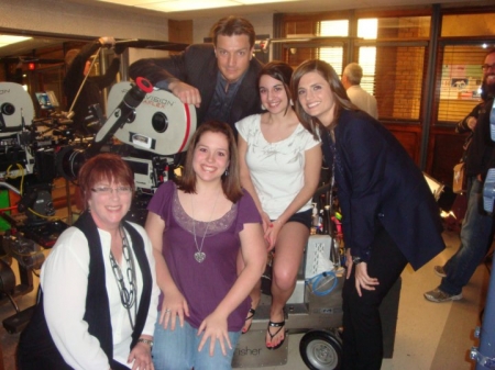 [url=https://www.facebook.com/photo.php?fbid=1272058438134]Julianne Kalafut[/url]: Nathan Fillion e Stana Katic (Castle e Beckett em "Castle") são ambos incrivelmente altos e gentis e engraçados.
Palavras chave: Facebook;2010